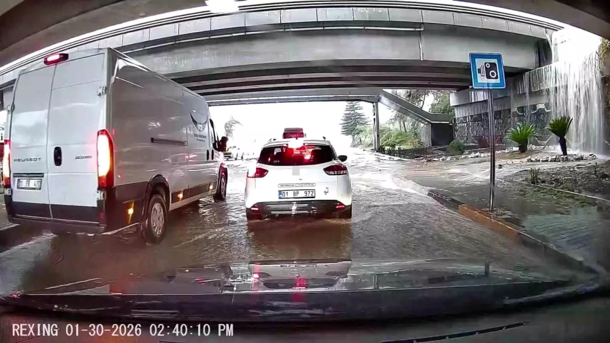 Yağmur, Adana'yı felç etti: Hortum oluştu, araçlar yolda mahsur kaldı