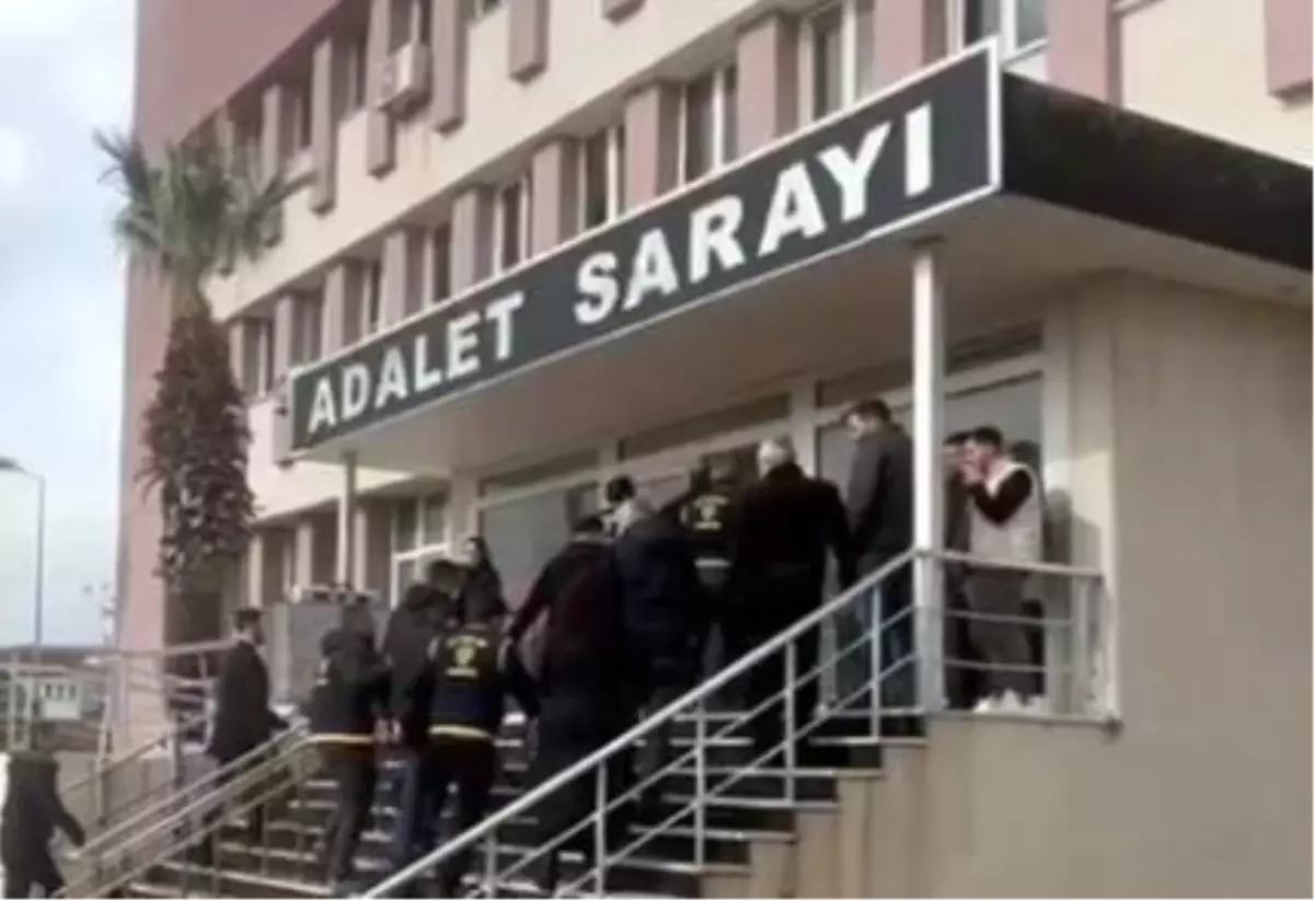 Yaşlı kadını dolandırmak isteyen sahte başkomiser ve sahte savcı gerçek polislere yakalandı