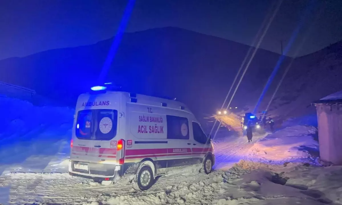 Yolu çığ nedeniyle kapanan mahalledeki 2 hastayı, ekipler hastaneye ulaştırdı