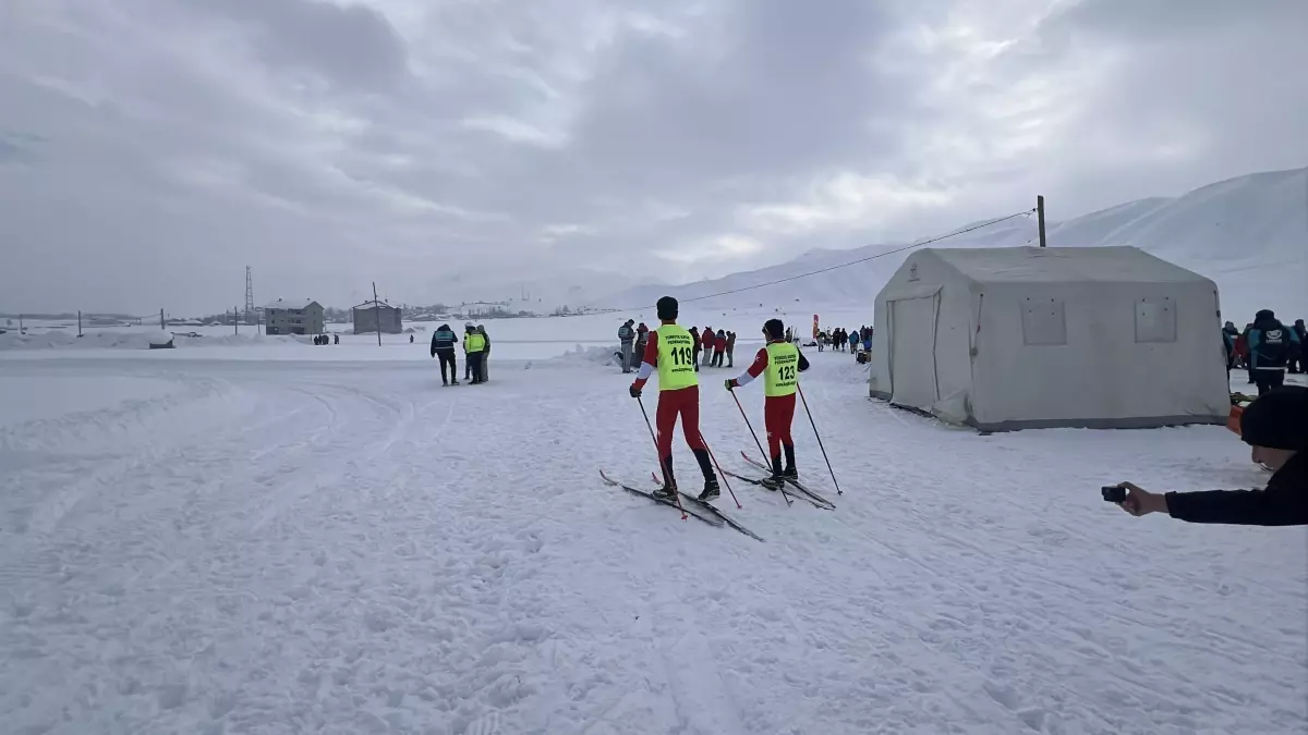 Yüksekova'da 365 sporcunun katıldığı Türkiye Kayaklı Koşu Eleme Yarışması başladı