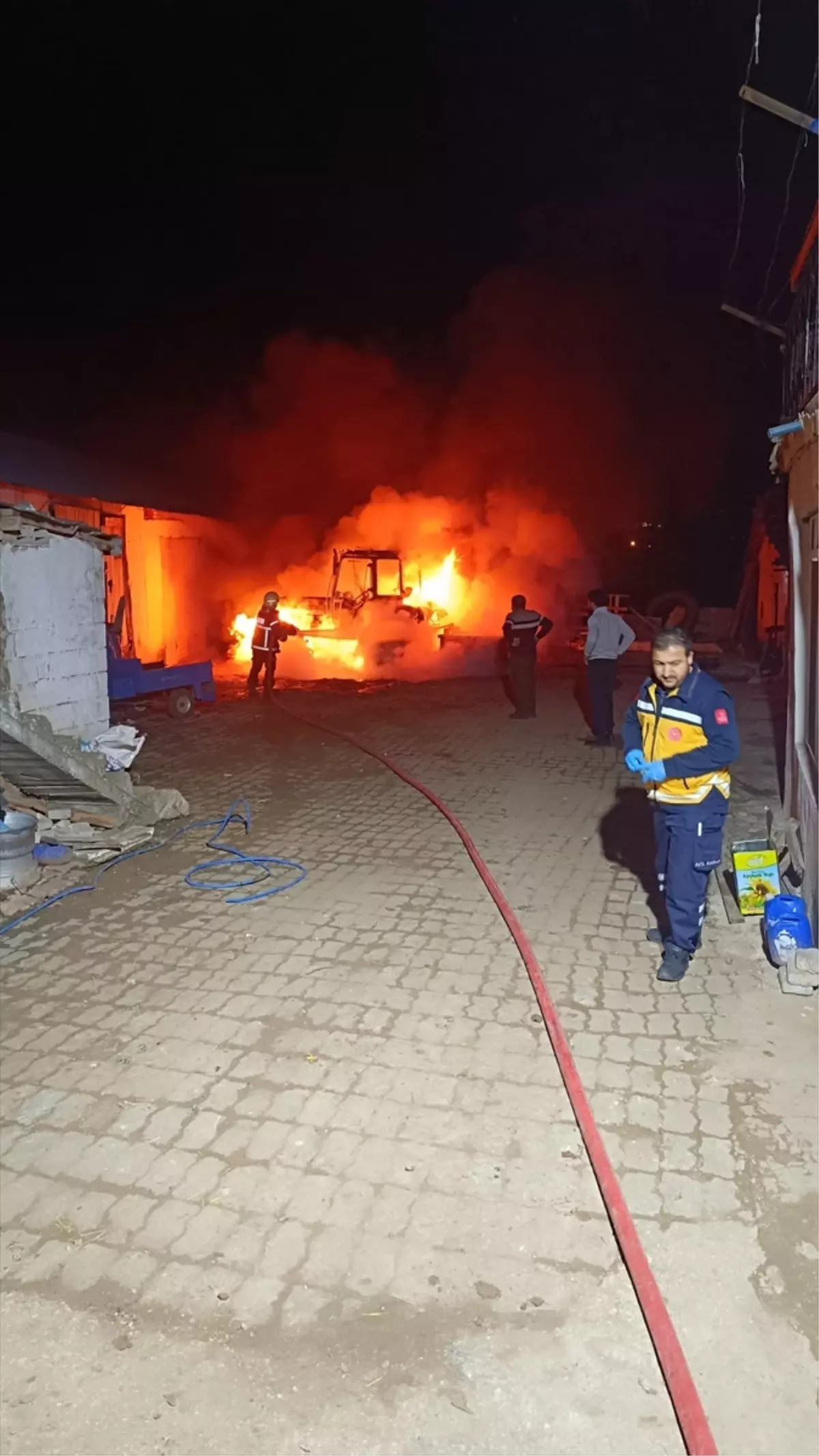 Zile'de yangın çıkan traktör kullanılamaz hale geldi