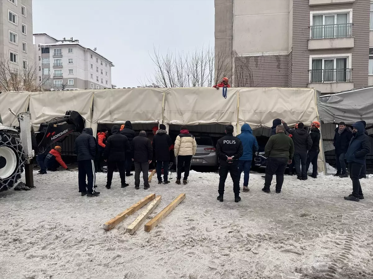Ağrı'da üstünde kar biriken garajın çökmesi sonucu 3 araç zarar gördü