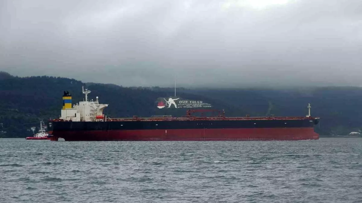 Akdeniz'de İHA ile vurulan, Bozcaada'da fırtına nedeniyle karaya oturan tanker bakım için Yalova'ya götürü...