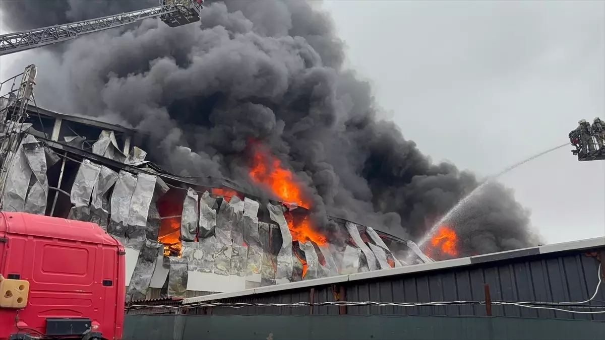 Ataşehir'de iş yerinde çıkan yangına müdahale ediliyor