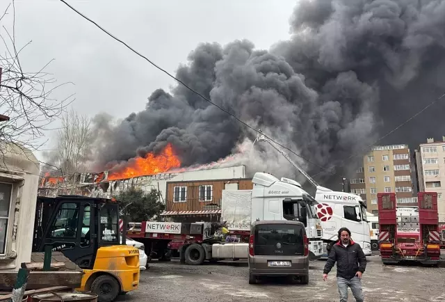 İstanbul Ataşehir'de büyük yangın! Fabrika adeta küle döndü
