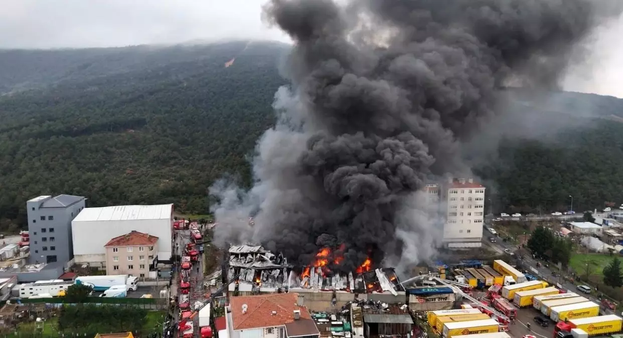 Ataşehir'deki fabrika yangını havadan görüntülendi