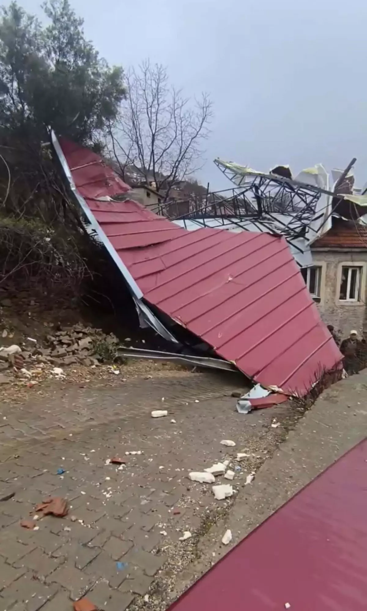 Aydın'da fırtına çatıyı uçurdu; 2 ev zarar gördü