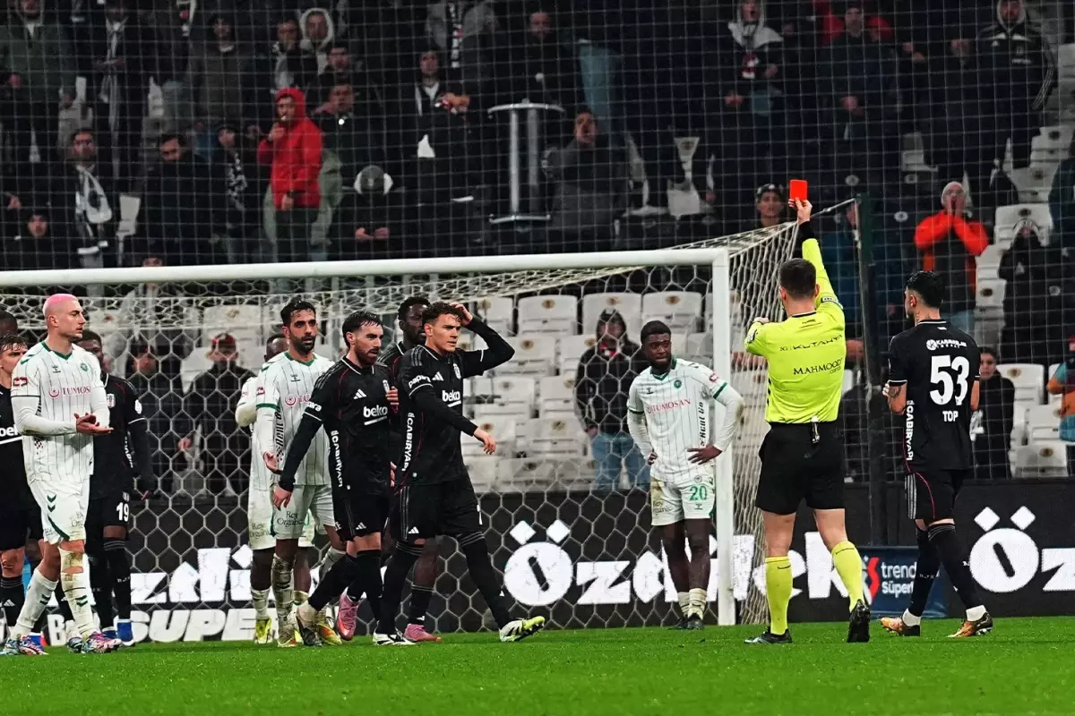 Beşiktaş'ın yeni transferi Asllani, 6 dakikada kırmızı kart gördü