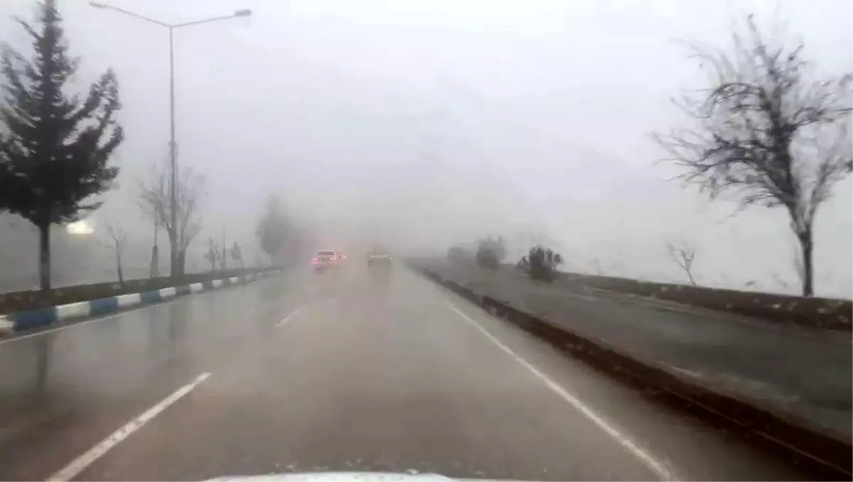 Besni'de yoğun sis ve sağanak etkili oldu