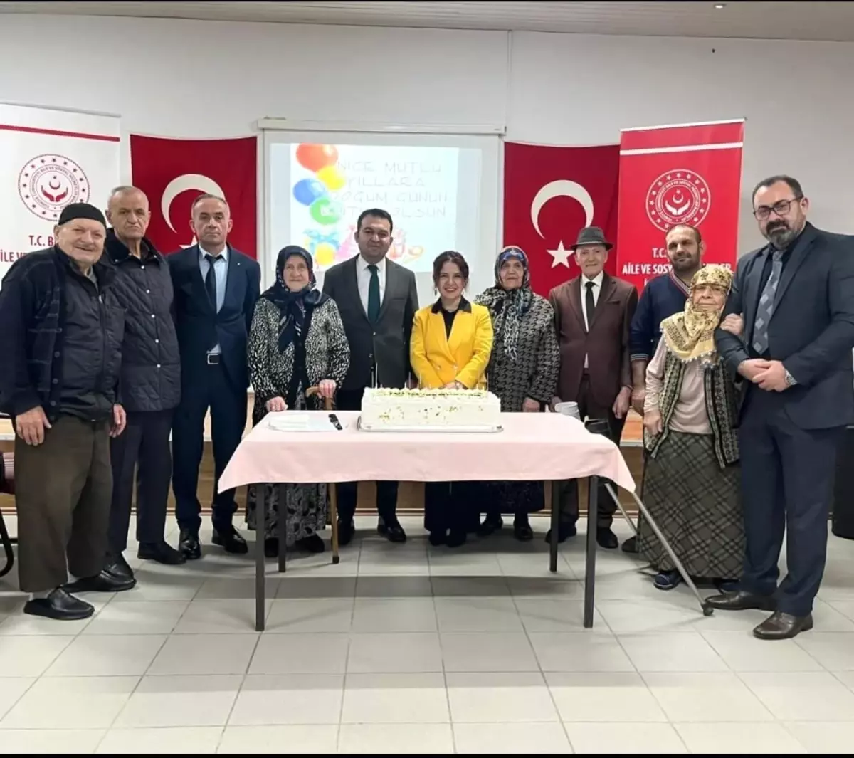 Bilecik'te huzurevinde doğum günü sevinci