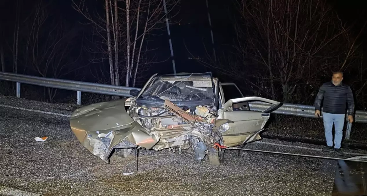 Bursa'da iki otomobilin çarpıştığı kazada 3 kişi yaralandı