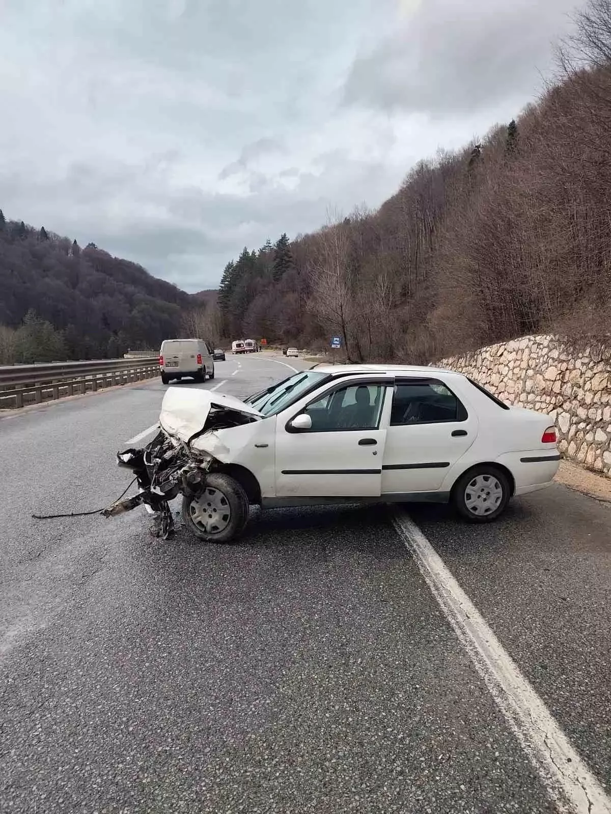 Bursa'da otomobil bariyerlere çarptı: 3 yaralı