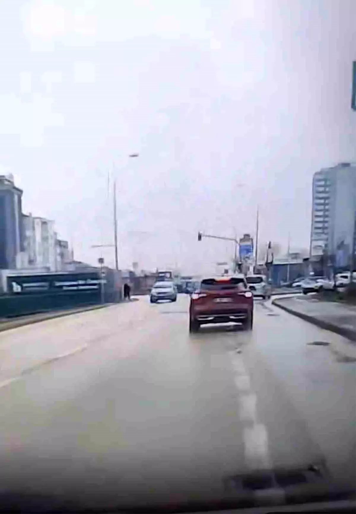 Bursa'da ters yöne giren otomobil paniğe neden oldu