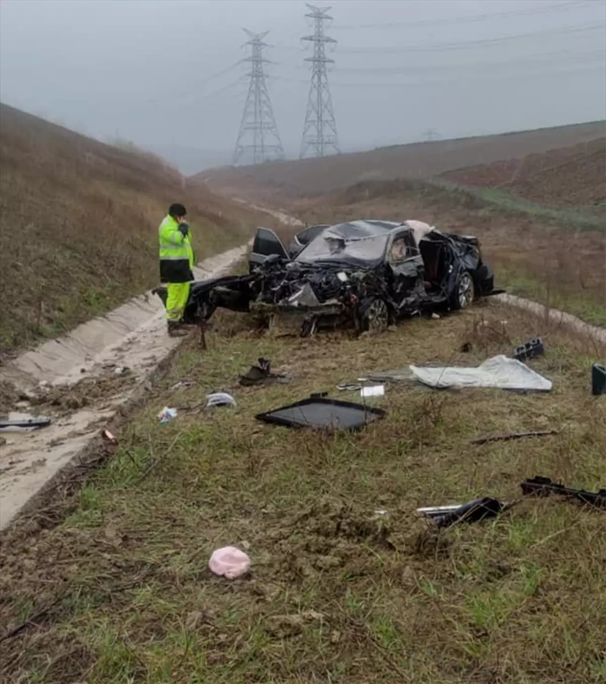 Çanakkale'de cenazeye gidenleri taşıyan otomobilin devrildiği kazada 5 kişi yaralandı