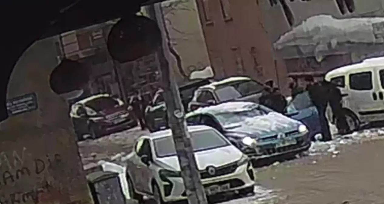 Muş'ta Kar Kütlesi Otomobilin Üzerine Düştü