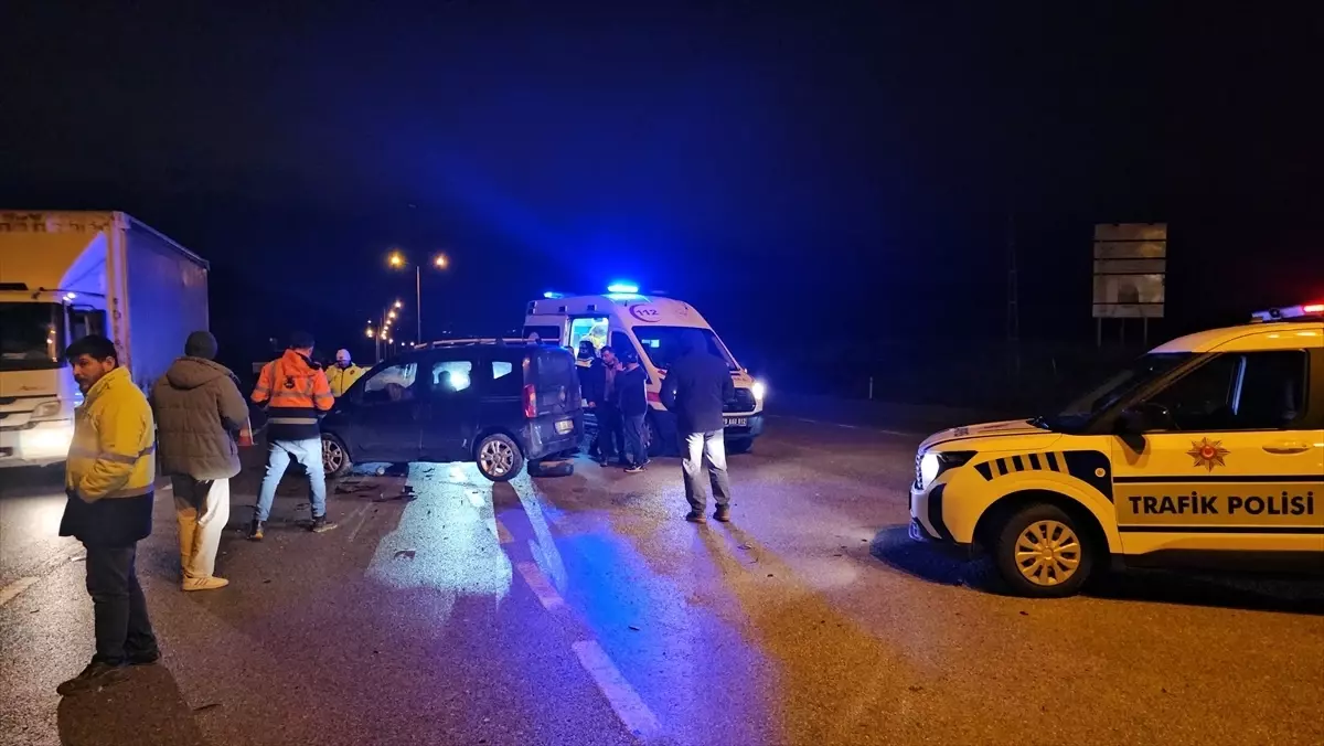 Çorum'da otomobille hafif ticari aracın çarpıştığı kazada 5 kişi yaralandı