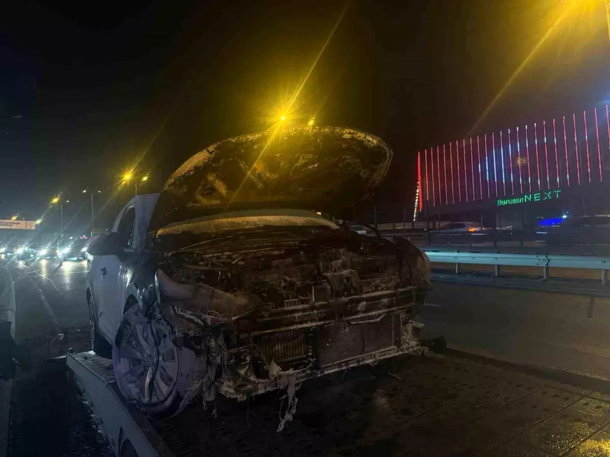 E5 Esenyurt'ta seyir halindeki araç alev alev yandı