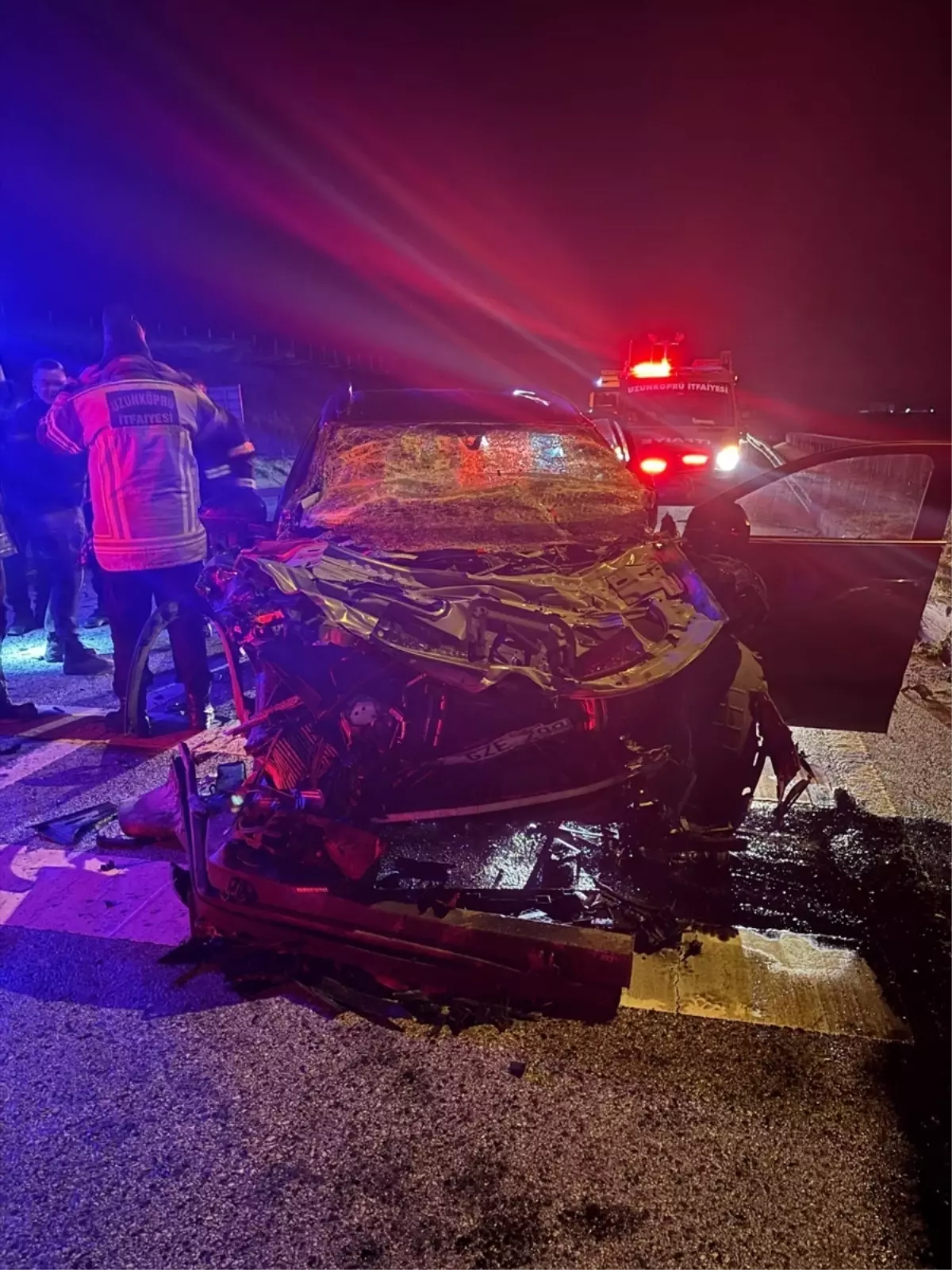 Edirne'de kamyona çarpan otomobilin sürücüsü öldü