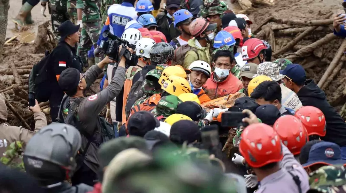 Endonezya'daki toprak kaymasında can kaybı 49'a yükseldi