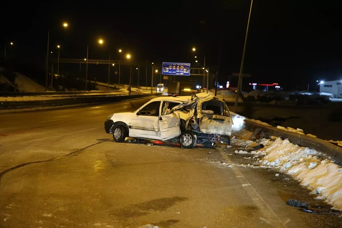 Erzurum'da hafif ticari araçla tırın çarpıştığı kazada 2 kişi yaralandı