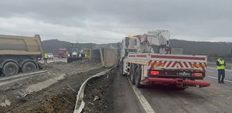 Eyüpsultan'da devrilen hafriyat kamyonu trafikte yoğunluğa yol açtı