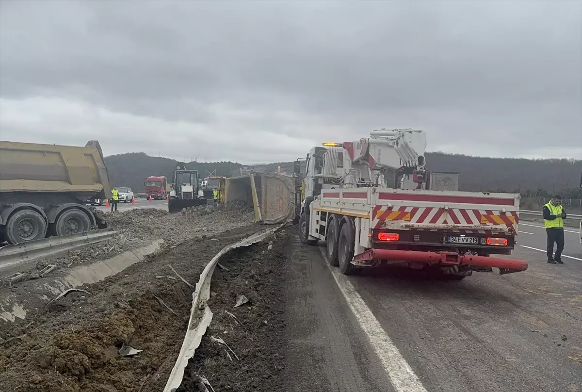 Eyüpsultan'da devrilen hafriyat kamyonu trafikte yoğunluğa yol açtı