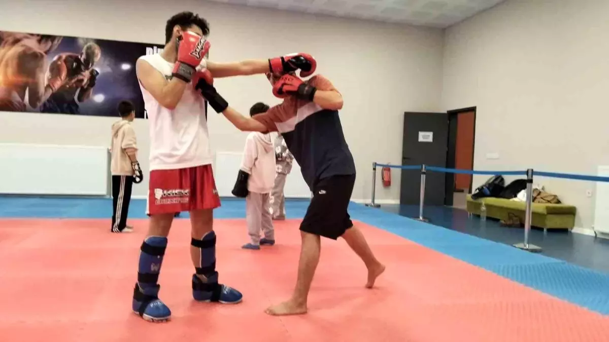 Genç sporcular Kick Boks ile zamanlarını sporla değerlendiriyor