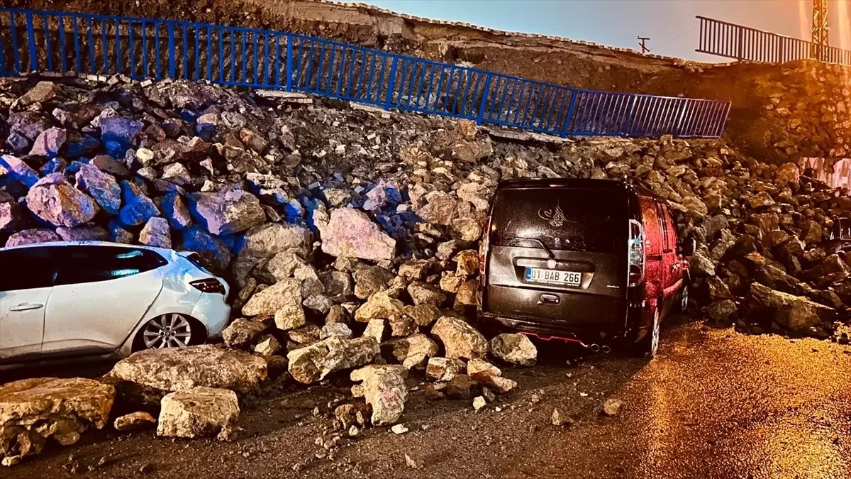 Hatay'da istinat duvarının çökmesi 6 araçta hasara yol açtı