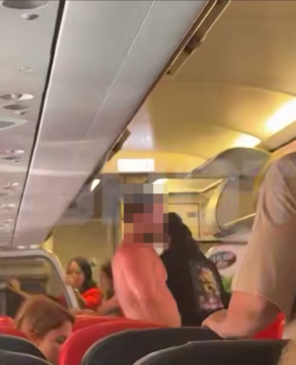 Terrifying moments in the air: Passenger attempted to jump out of the plane after stripping