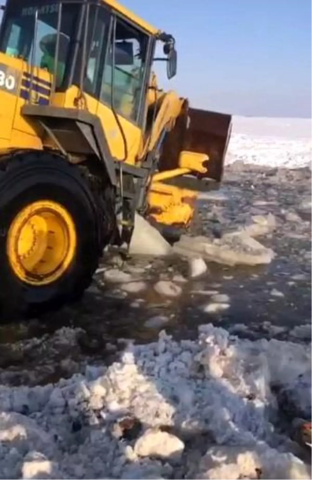 İçme suyu yolunu açarken kara saplanan loder vinç yardımıyla kurtarıldı