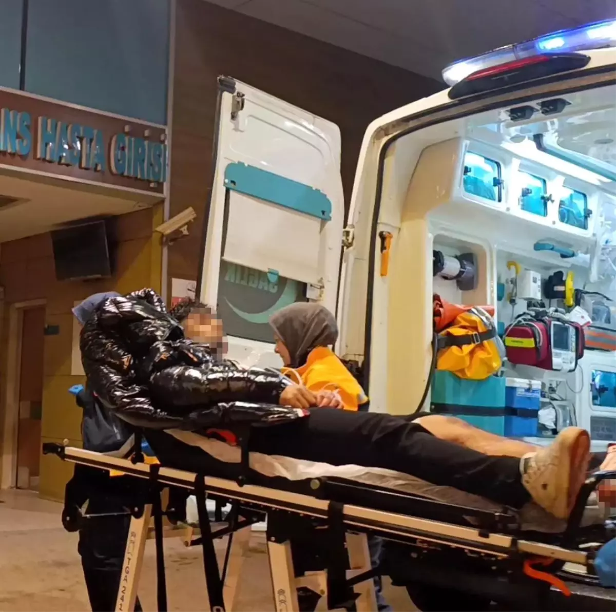 İki grup arasında çıkan tartışma bıçaklı kavgaya dönüştü: 1 yaralı