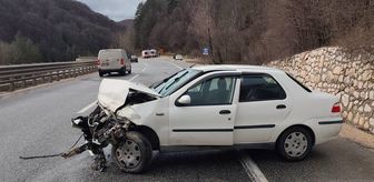 İnegöl'de otomobilin bariyere çarptığı kazada 3 kişi yaralandı