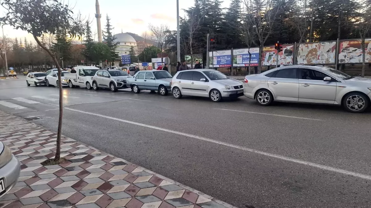 Isparta'da 7 aracın karıştığı zincirleme kaza
