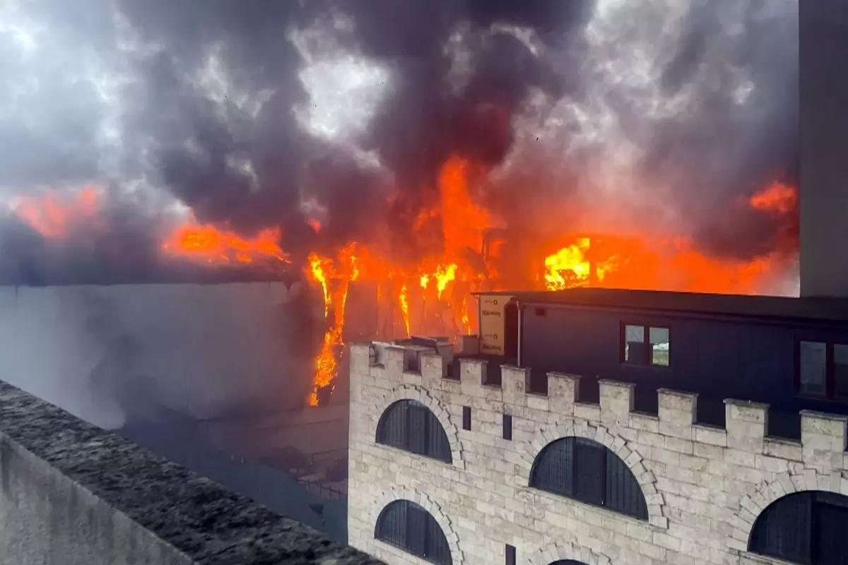 İstanbul Ataşehir'de büyük yangın! Fabrika adeta küle döndü