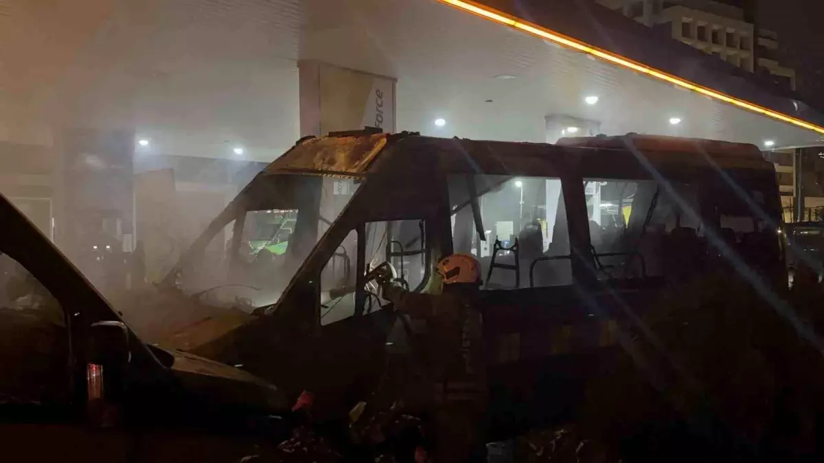 Kağıthane'de benzin istasyonunda 2 minibüs alev aldı