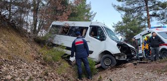 Karabük'te şarampole sürüklenen minibüsteki 17 kişi yaralandı