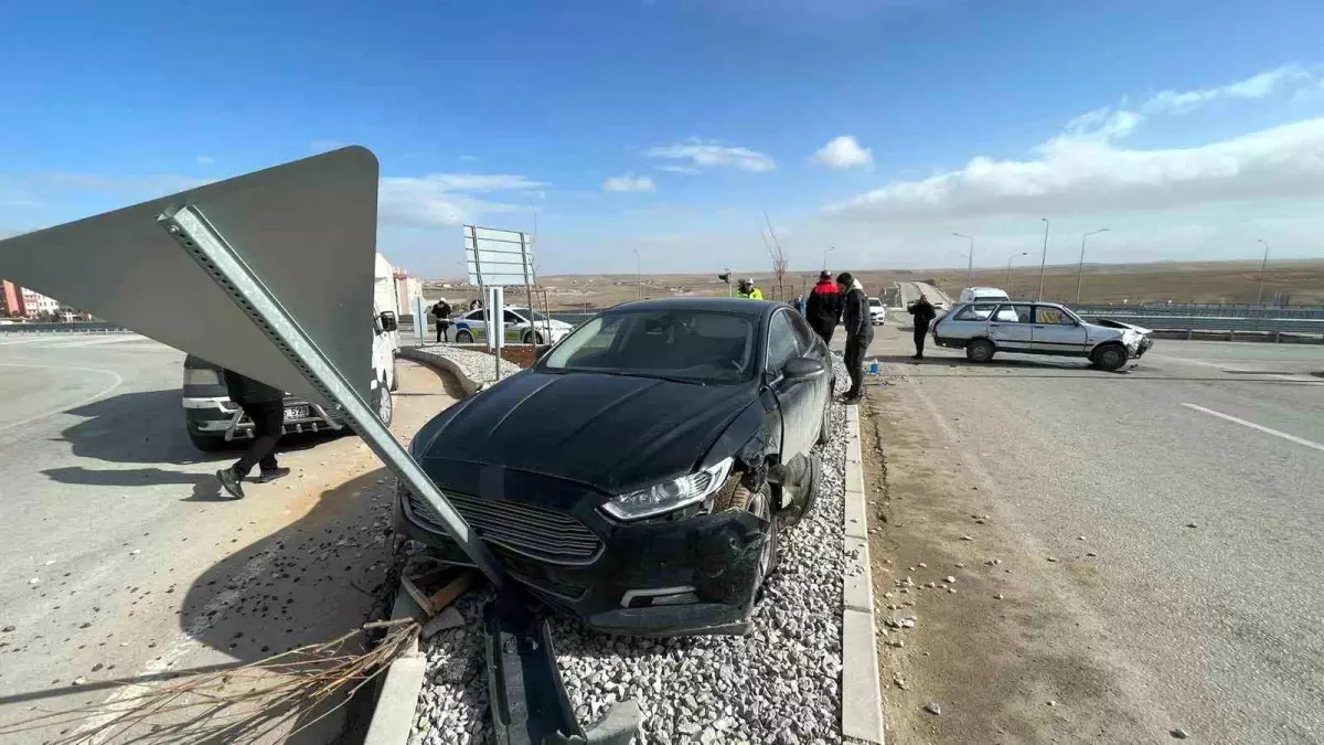 Karaman'da ters yöne giren otomobil kazaya yol açtı