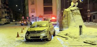 Kars'ta otomobilin refüje çarptığı kazada 4 kişi yaralandı