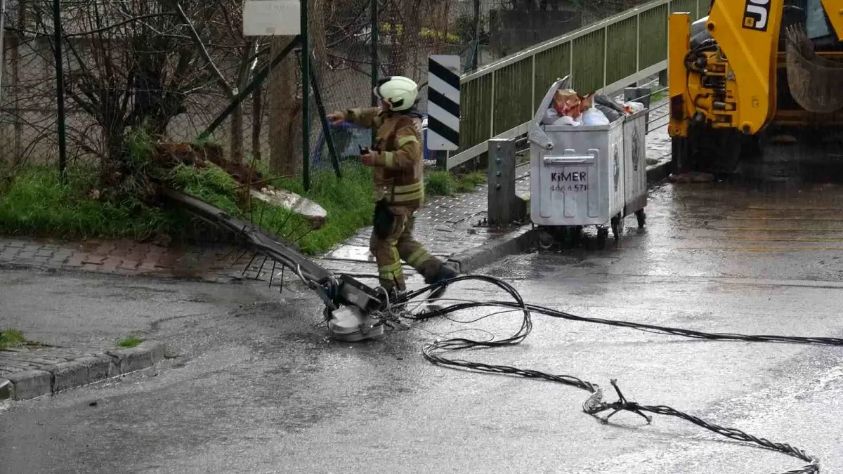 Kartal'da hafriyat kamyonu elektrik tellerine takıldı: Olay ucuz atlatıldı