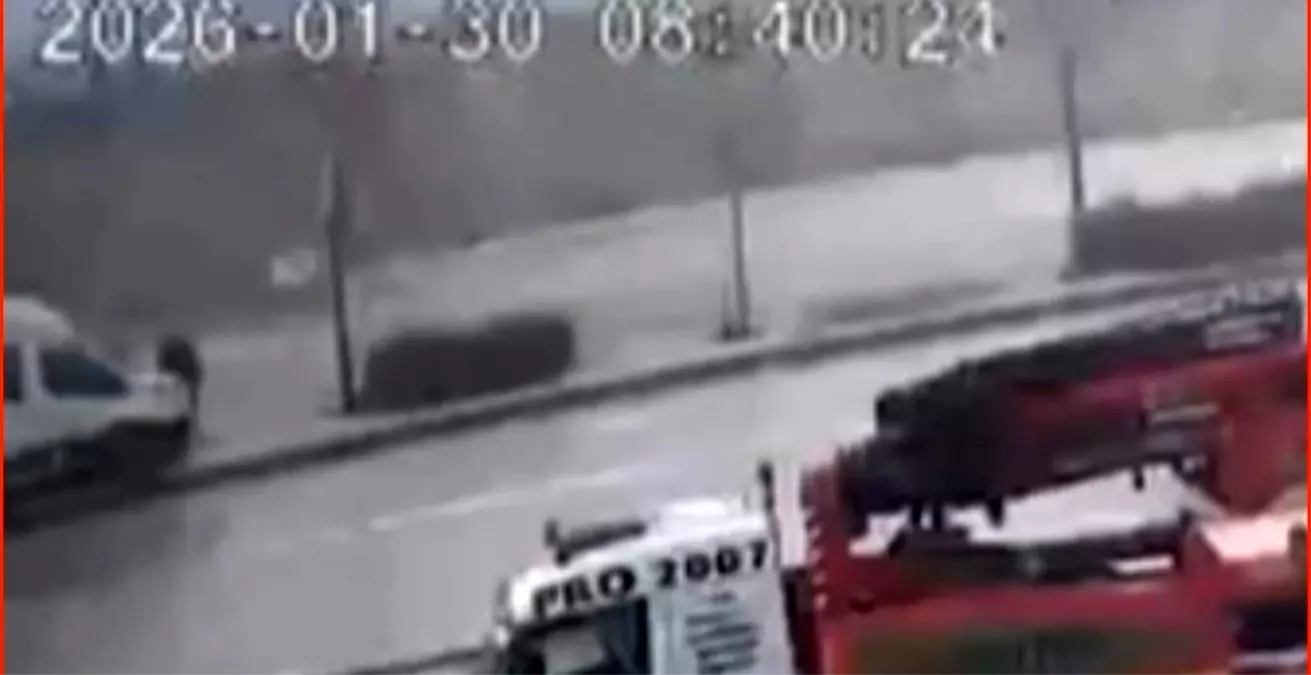 Kontrolden çıkan servis refüje çıktı: Ölümden saniyelerle kurtuluş kamerada