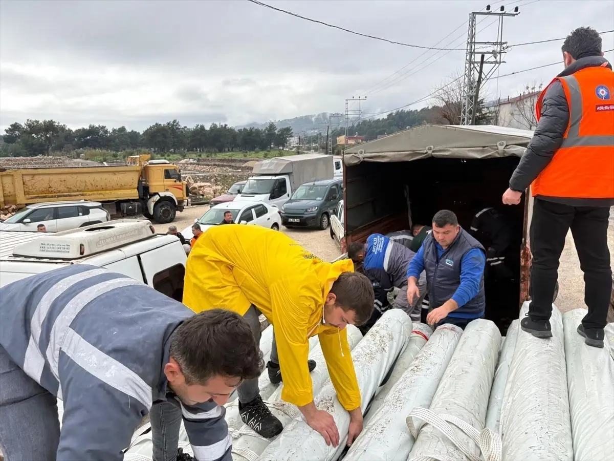 Kumluca'da hortumdan etkilenen çiftçilere plastik sera örtüsü desteği