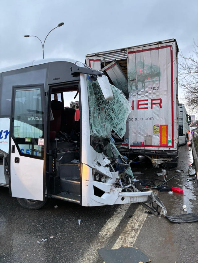 kurtkoy de midibus park halindeki tir a carpti 19523330 283 m