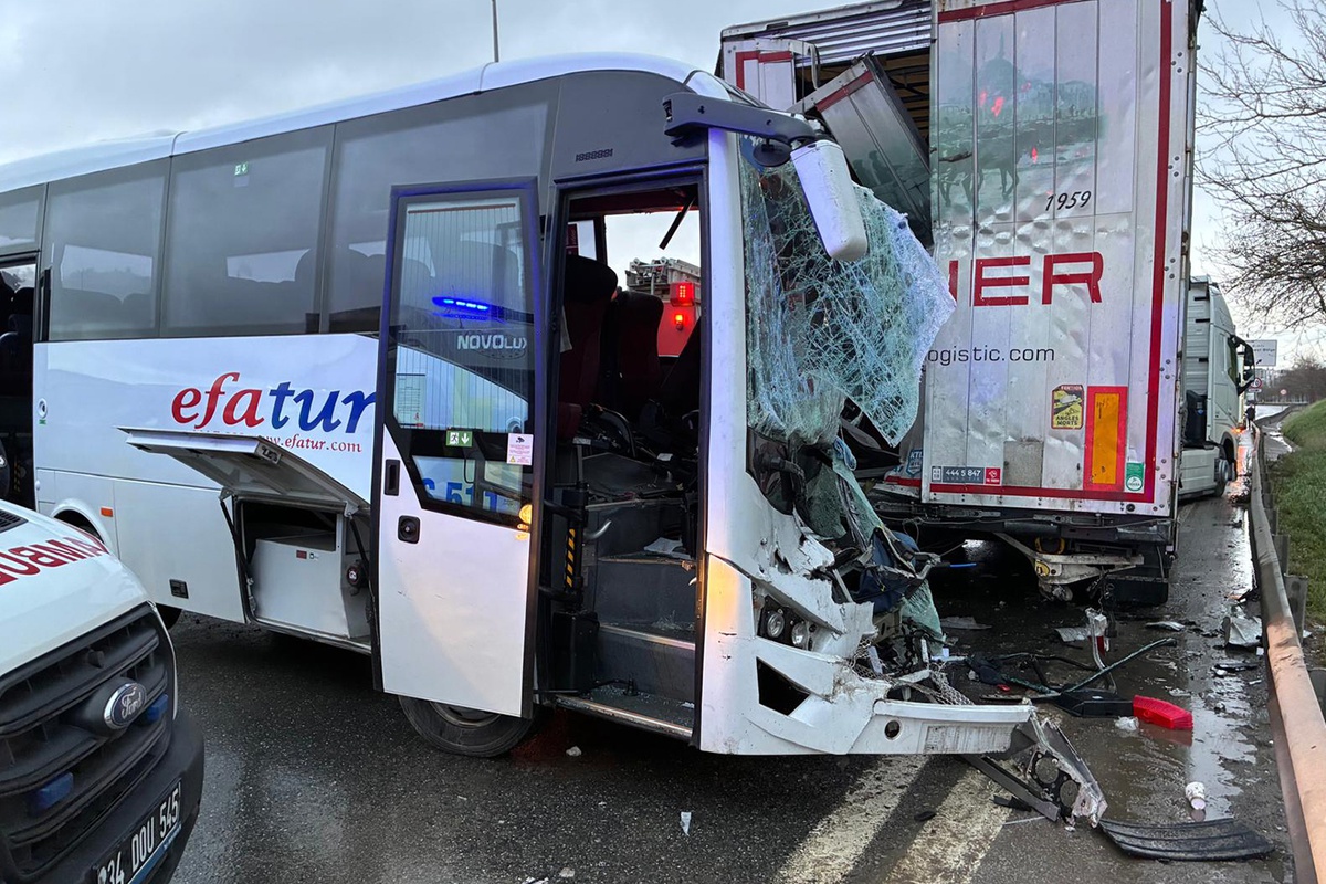 Kurtköy'de midibüs park halindeki TIR'a çarptı; 13 yaralı
