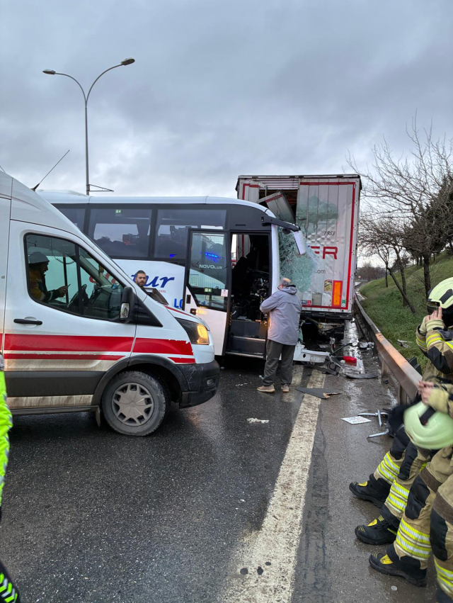 kurtkoy de midibus park halindeki tir a carpti 19523330 6394 m