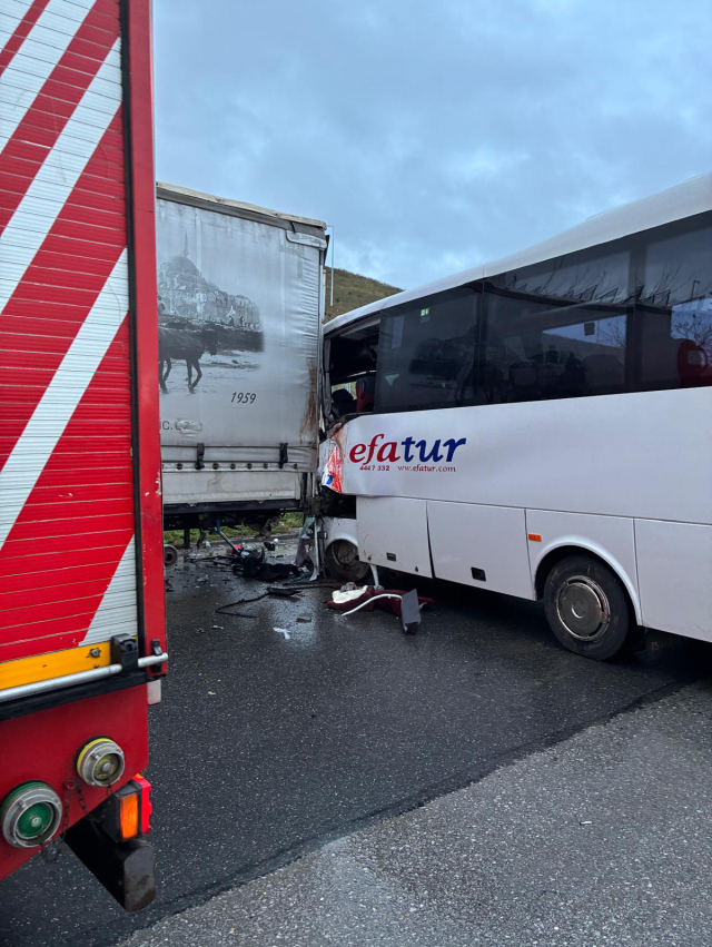 kurtkoy de midibus park halindeki tir a carpti 19523330 7827 m