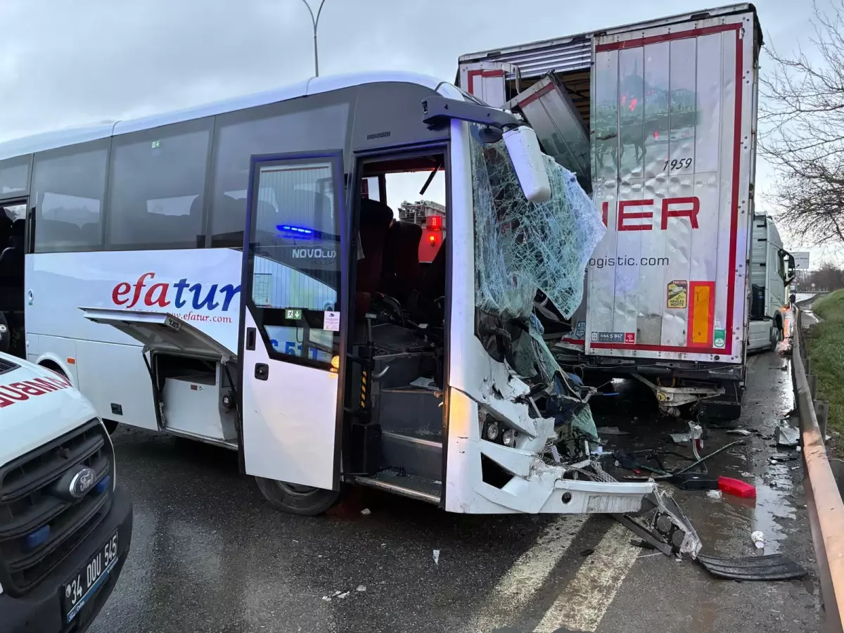 Kurtköy'de midibüs park halindeki TIR'a çarptı; 13 yaralı