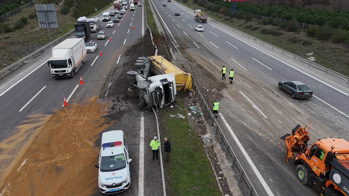 Kuzey Marmara Otoyolu'nda kamyon devrildi; trafik yoğunluğu oluştu