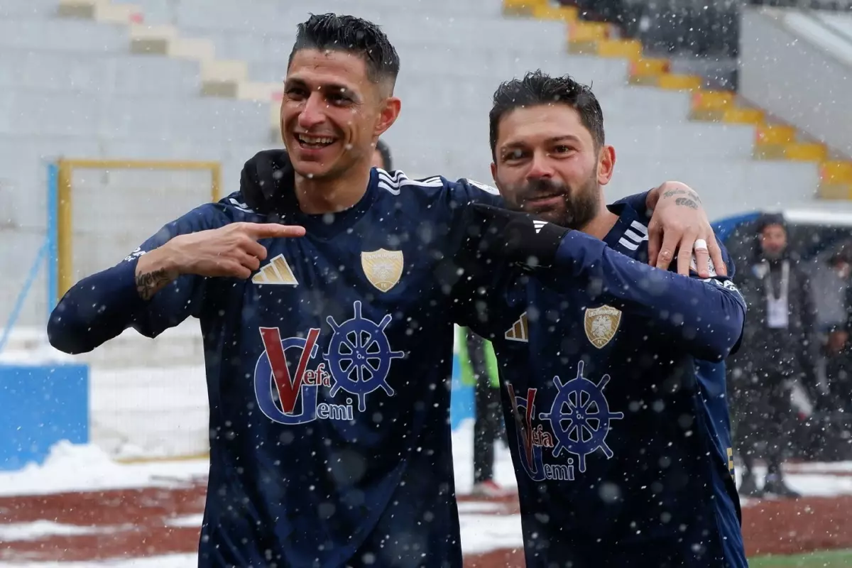 Lapa lapa yağan kar bile galibiyete engel olamadı! Erzurumspor gözünü Süper Lig'e dikti