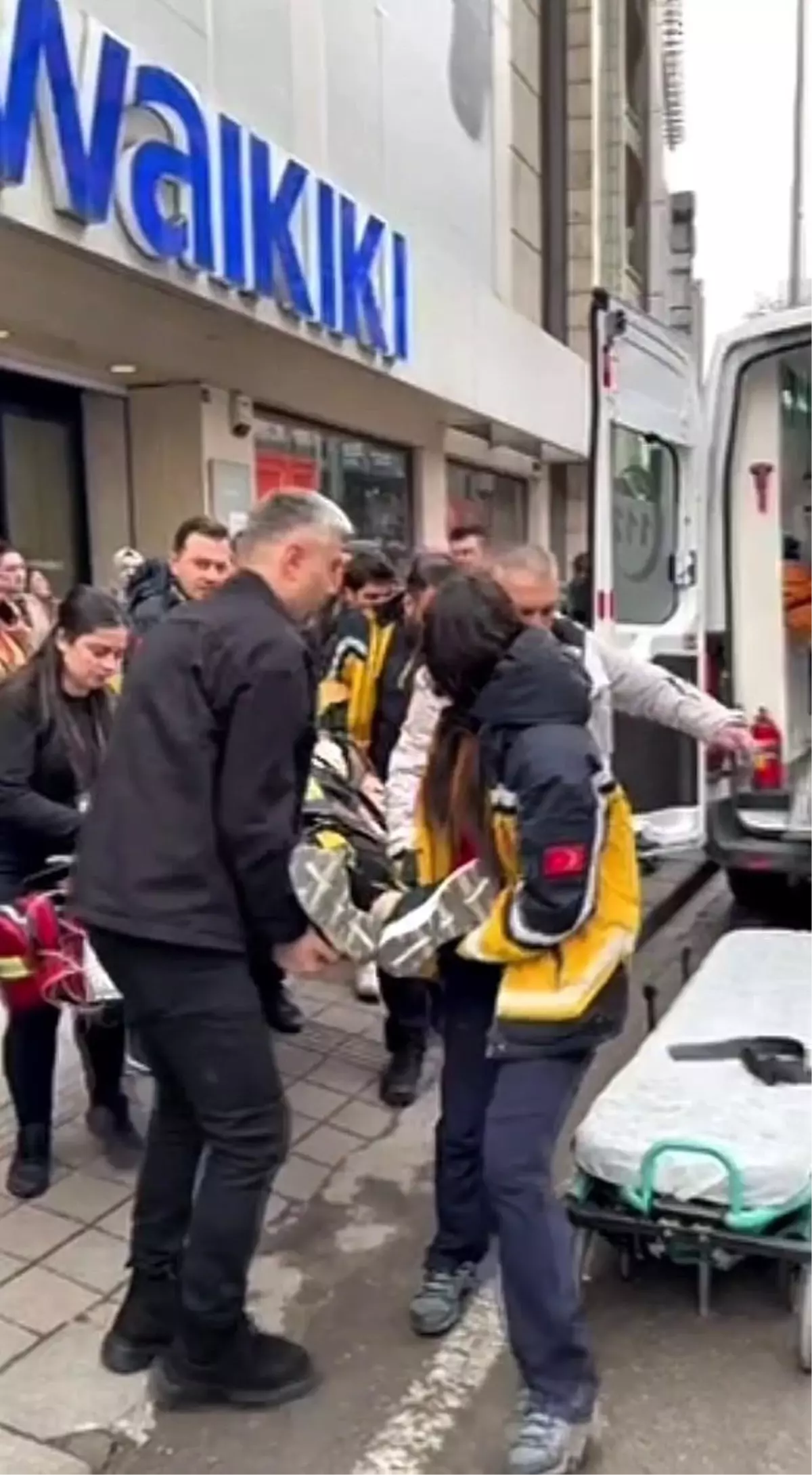 Mağazanın merdivenlerinden düşen kadın hastanelik oldu