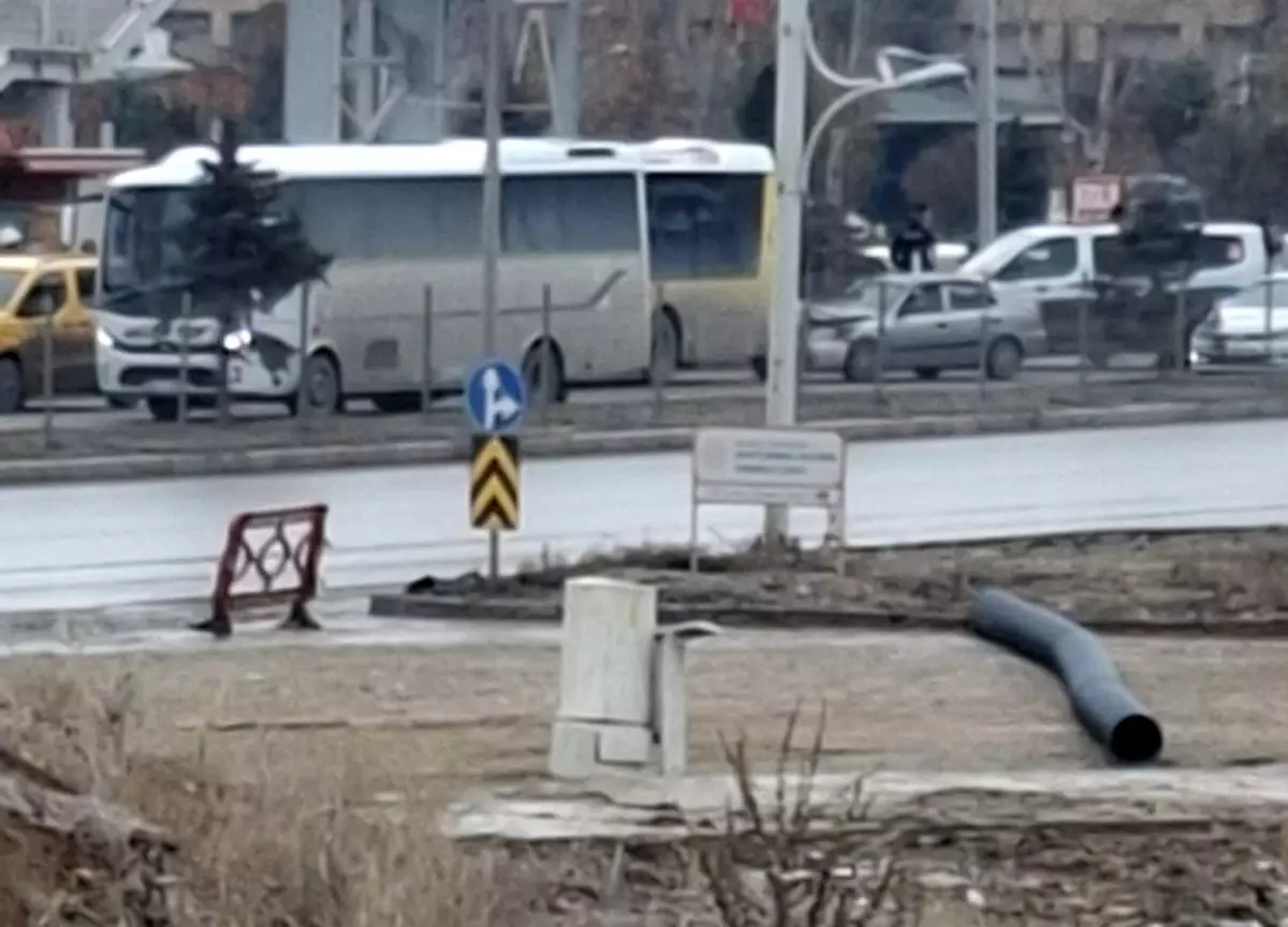 Malatya'da otobüs ile otomobil çarpıştı: 2 yaralı